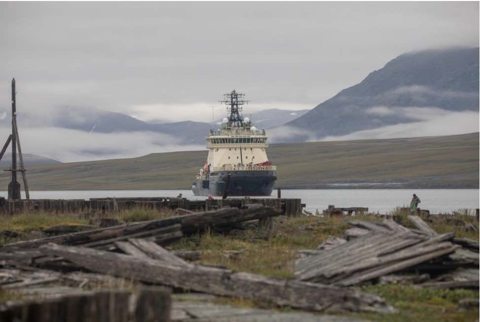 Корабль у арктических берегов